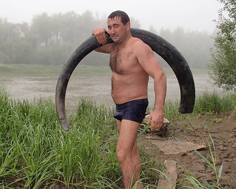 Со дна Ишима подняли гигантский бивень мамонта