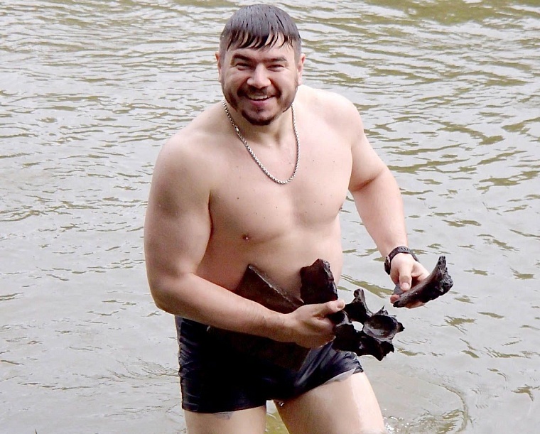 Со дна Ишима подняли гигантский бивень мамонта