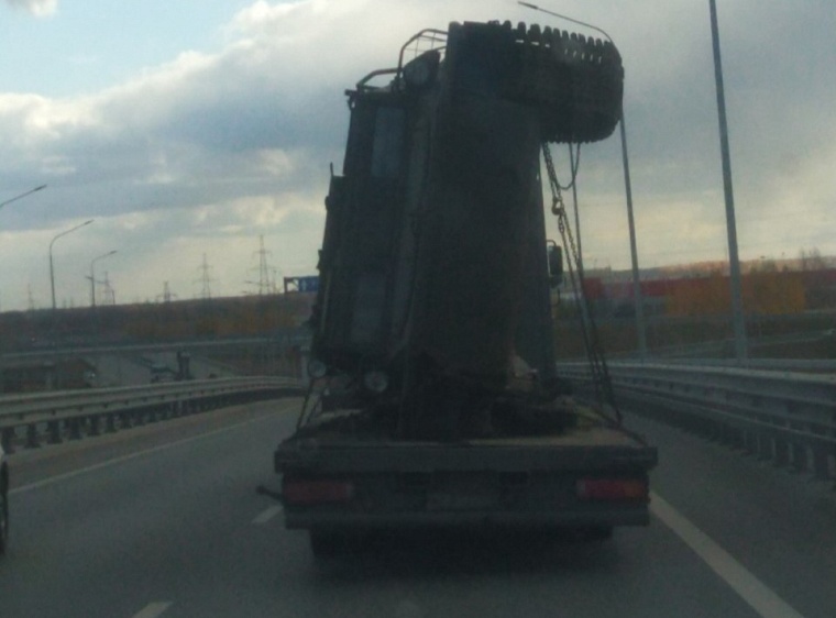 А что, так можно было? Грузовик перевозил болотоход на боку