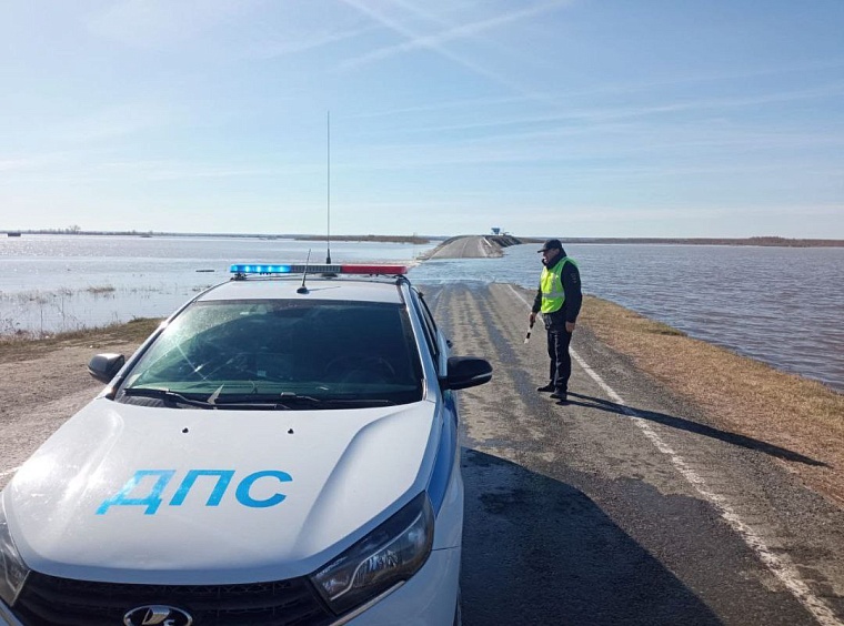 Вода вышла на дорогу: в Ишимском районе ограничено движение транспорта