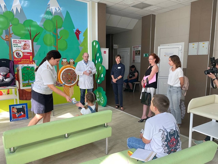 В тюменской больнице провели тренинг по безопасной перевозке детей в автомобиле