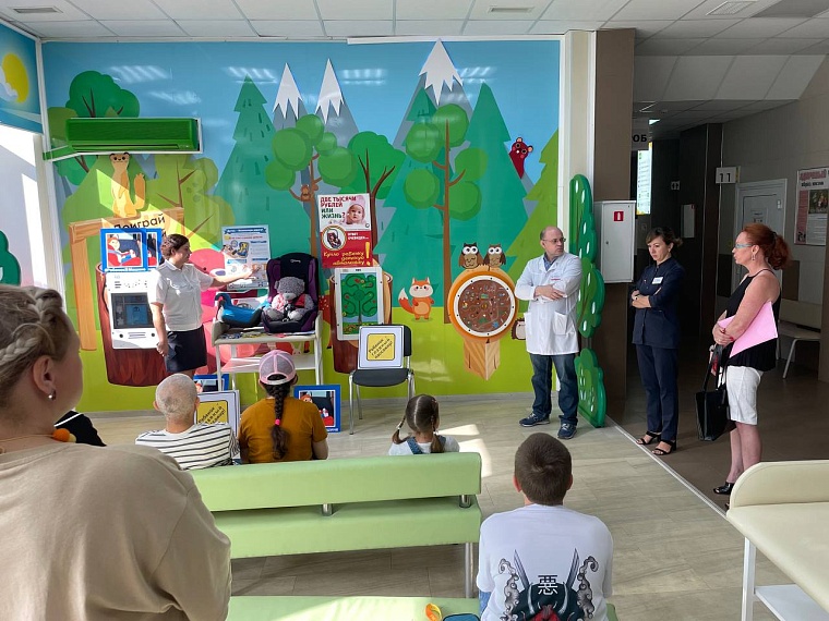 В тюменской больнице провели тренинг по безопасной перевозке детей в автомобиле