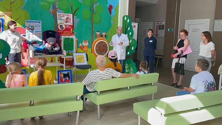 В тюменской больнице провели тренинг по безопасной перевозке детей в автомобиле