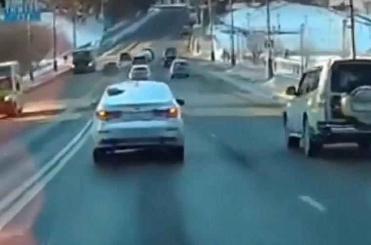 Установлены водители, гонявшие по встречной полосе на улице Республики в Тюмени