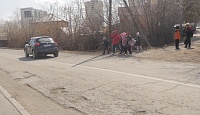 По пути в школу №32 в Антипино дети массово переходят дорогу вне пешеходного перехода