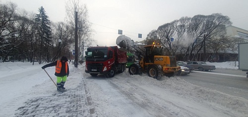Что делать, если во время уборки снега в Тюмени техника повредила автомобиль