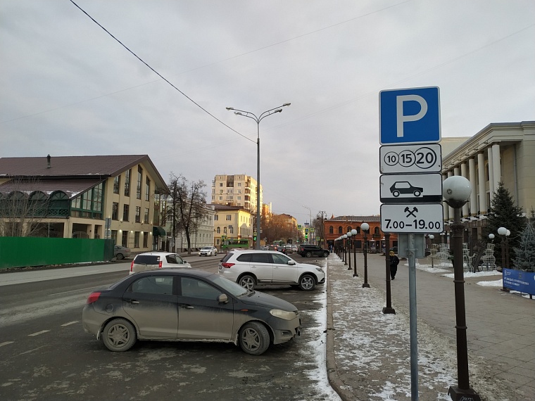 Часть парковок в центре Тюмени опустела. Но заторы остались