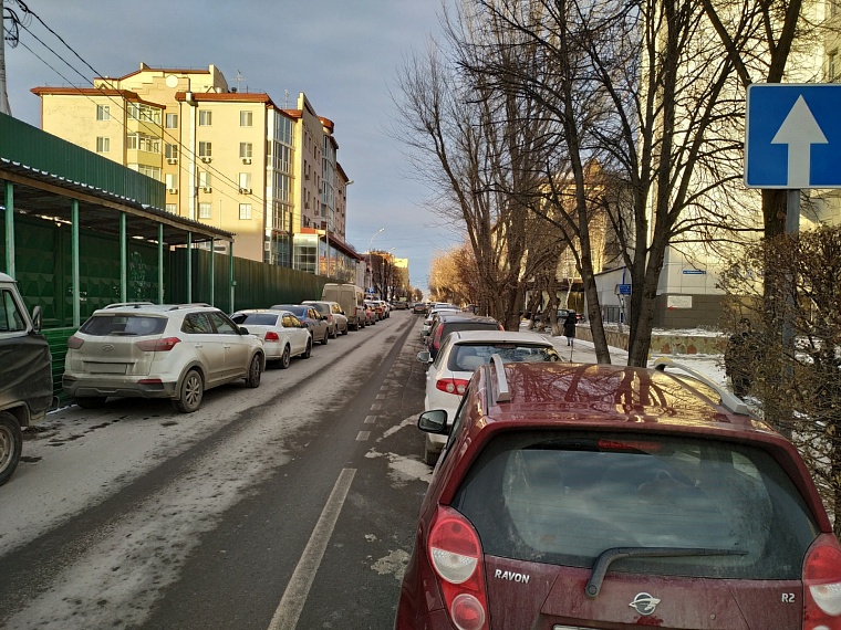 Часть парковок в центре Тюмени опустела. Но заторы остались