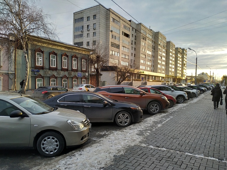 Часть парковок в центре Тюмени опустела. Но заторы остались