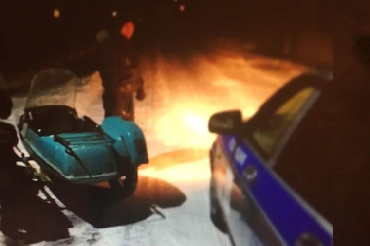 Пьяный мотоциклист пытался скрыться от автоинспекторов и обморозил руки