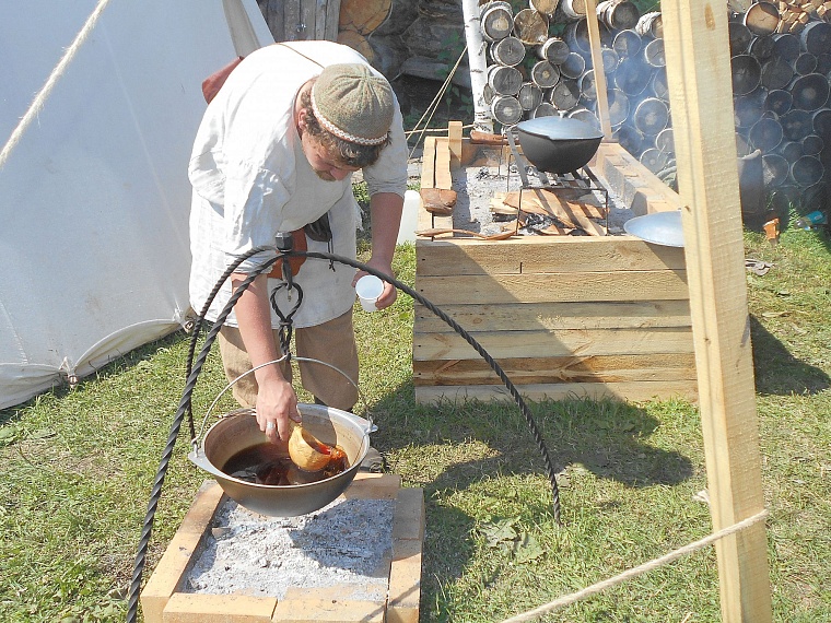 Гостей «Абалакского поля» кормили блюдами средневековой кухни