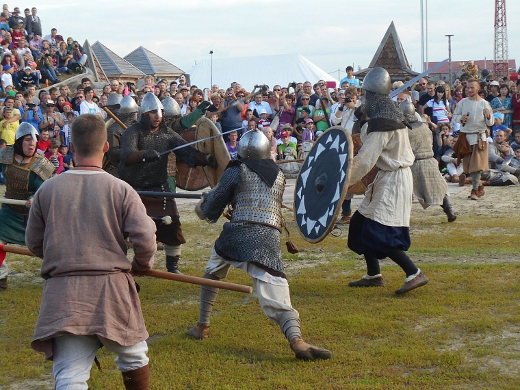 Гостей «Абалакского поля» кормили блюдами средневековой кухни