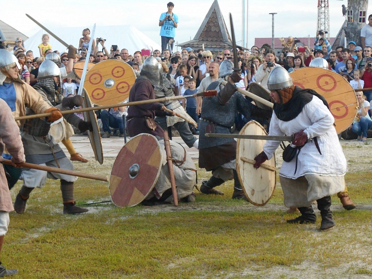 Гостей «Абалакского поля» кормили блюдами средневековой кухни