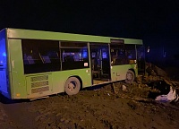 Смертельное ДТП в Тюмени. Иномарка выехала на встречку и врезалась в автобус