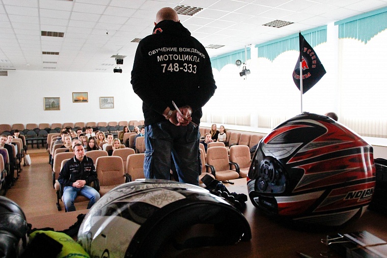 «Ночные волки» побили школьника в учебных целях