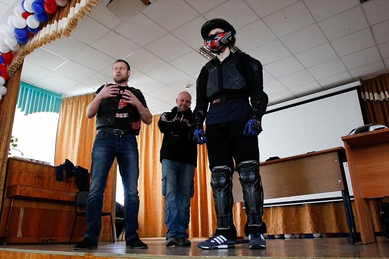 «Ночные волки» побили школьника в учебных целях