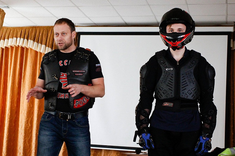 «Ночные волки» побили школьника в учебных целях