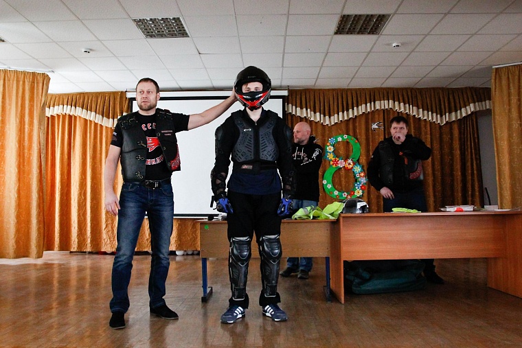 «Ночные волки» побили школьника в учебных целях