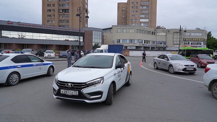 В Тюмени среди таксистов искали нелегальных мигрантов