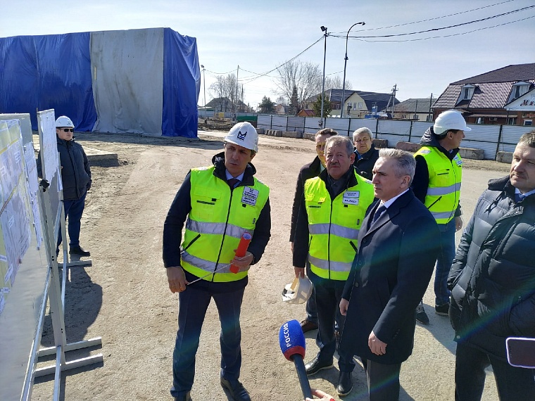 В Ялуторовске Александр Моор оценил строительство нового путепровода