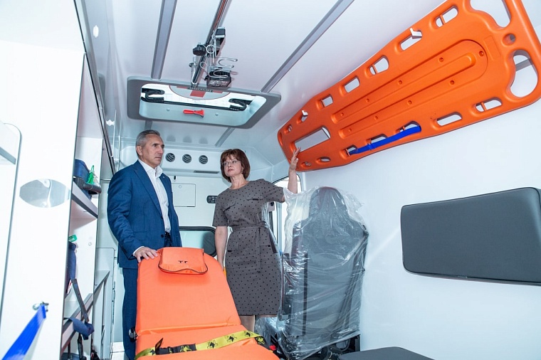 Александр Моор проводил в дорогу водителей, которые перегоняют машины скорой в Краснодон