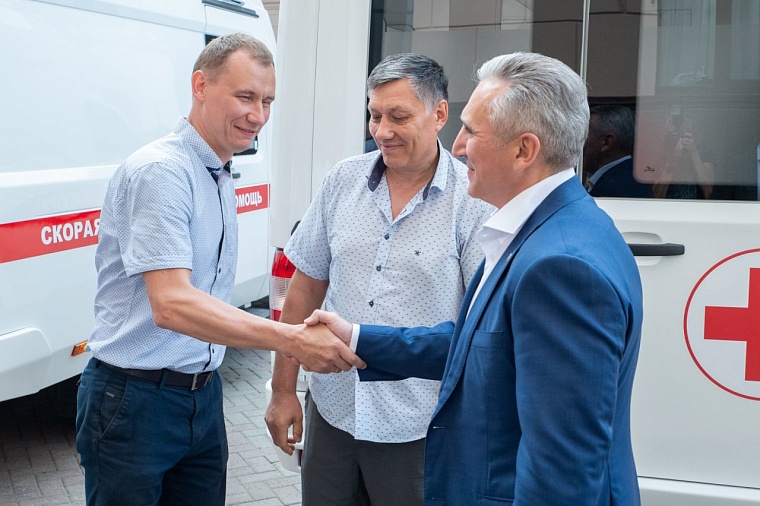 Александр Моор проводил в дорогу водителей, которые перегоняют машины скорой в Краснодон