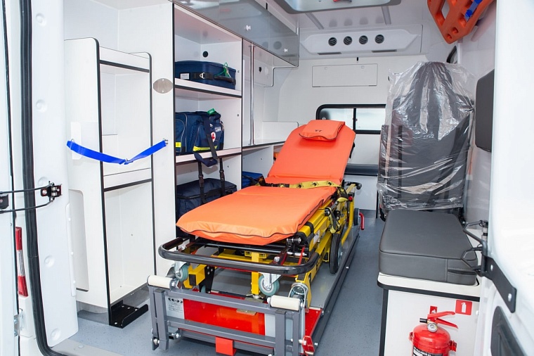 Александр Моор проводил в дорогу водителей, которые перегоняют машины скорой в Краснодон