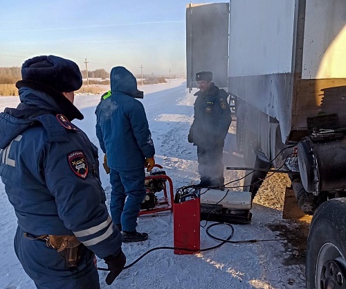 Горячие выходные: пожарные спасли от мороза 9 водителей и их пассажиров