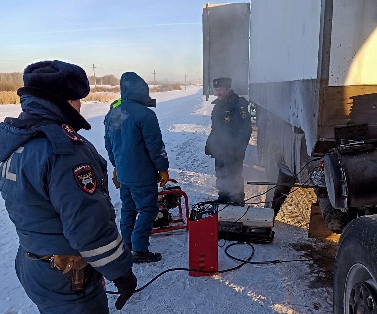 Горячие выходные: пожарные спасли от мороза 9 водителей и их пассажиров