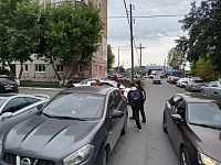 На улице Чаплина в Тюмени школьники попадают в дорожную ловушку