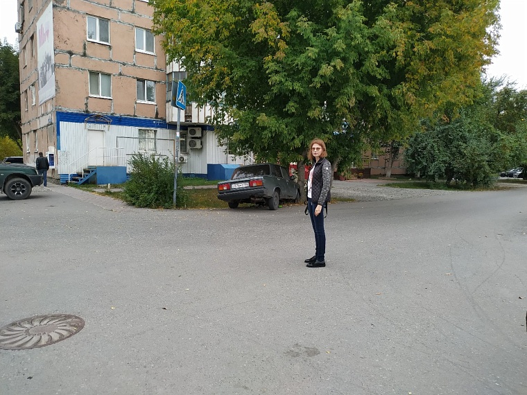 На улице Чаплина в Тюмени школьники попадают в дорожную ловушку