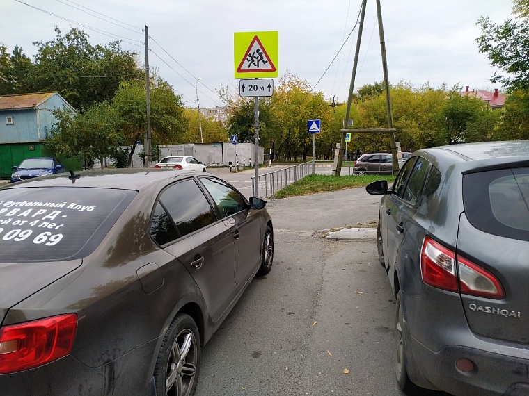 На улице Чаплина в Тюмени школьники попадают в дорожную ловушку