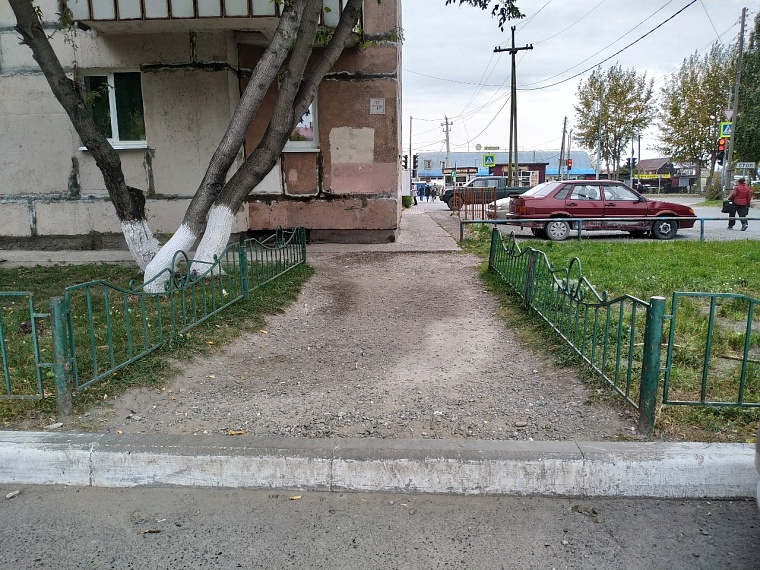 На улице Чаплина в Тюмени школьники попадают в дорожную ловушку