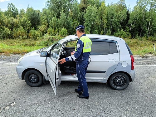 Инспекторы ГИБДД дежурят на трассе Тюмень - Ханты-Мансийск
