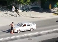 На улице Первомайской пьяный тюменец не давал машинам проехать