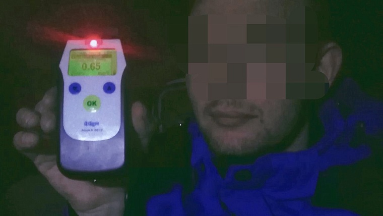 Пил пиво, потом поехал на заправку: молодого водителя задержали в Армизонском