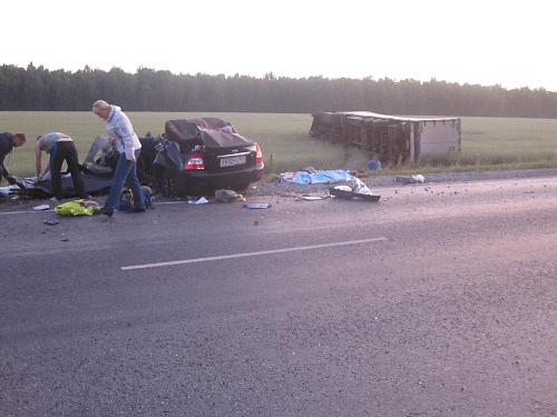 В столкнувшейся с тягачом «Приоре» погибли четверо, включая ребенка