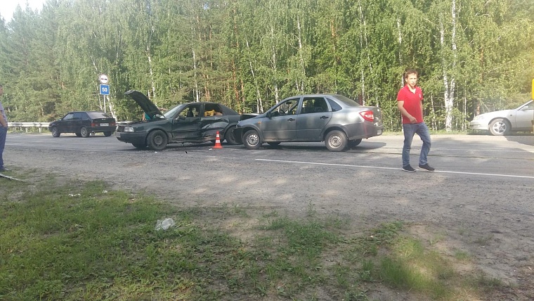 В столкнувшейся с тягачом «Приоре» погибли четверо, включая ребенка