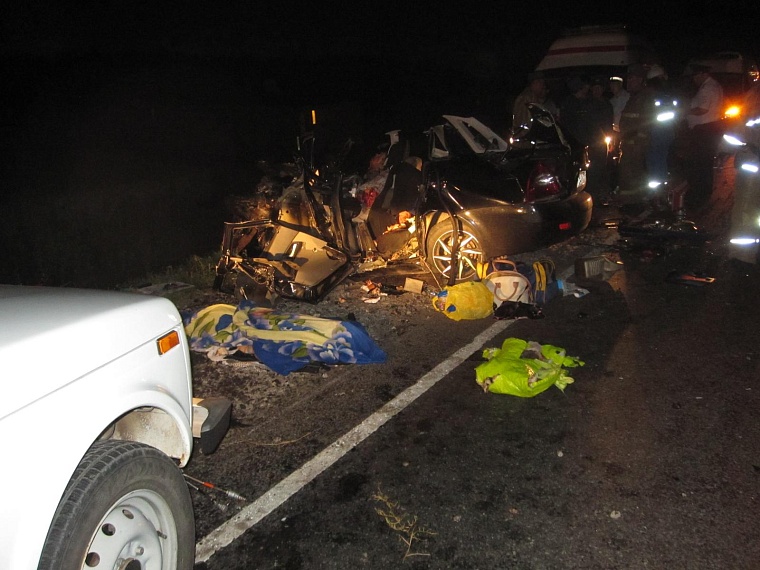 В столкнувшейся с тягачом «Приоре» погибли четверо, включая ребенка