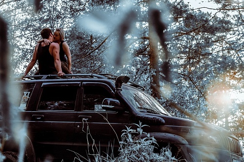 Подавляющее большинство тюменцев признались, что занимались сексом в машине