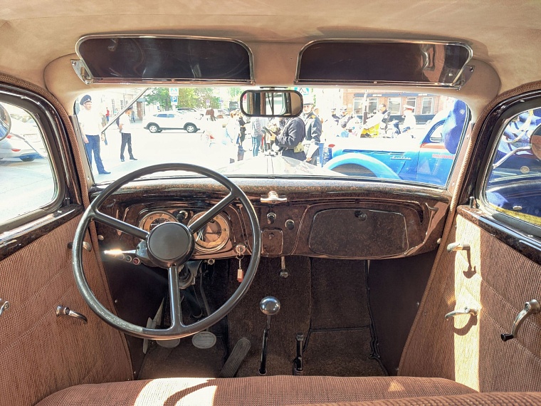 Смахнув вековую пыль: в центр Тюмени съехались ретро-автомобили