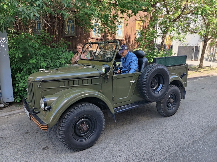 Смахнув вековую пыль: в центр Тюмени съехались ретро-автомобили
