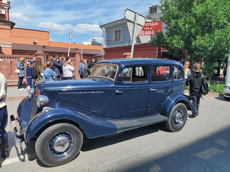 Смахнув вековую пыль: в центр Тюмени съехались ретро-автомобили