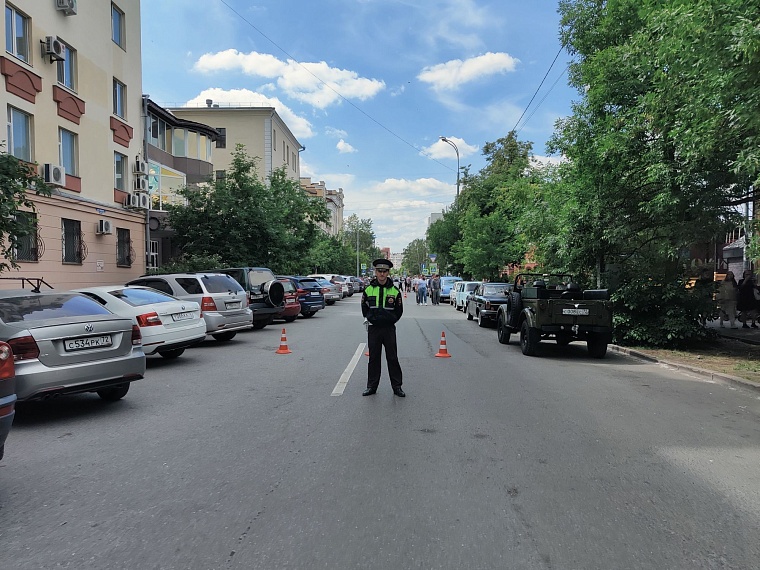 Смахнув вековую пыль: в центр Тюмени съехались ретро-автомобили