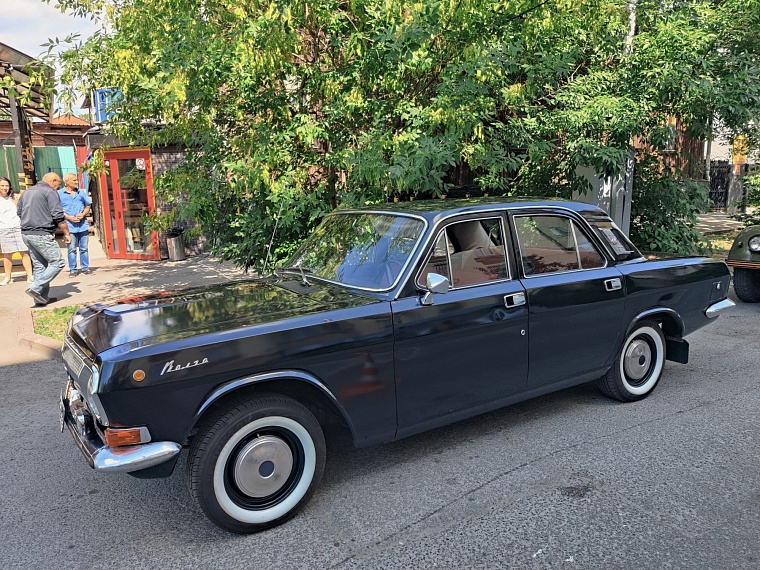 Смахнув вековую пыль: в центр Тюмени съехались ретро-автомобили