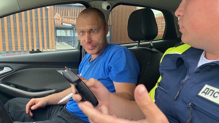 Тюменский таксист разбил четыре машины и скрылся с места ДТП