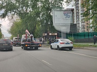 На Максима Горького массово эвакуируют автомобили
