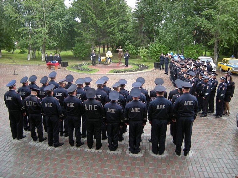 Автоинспекторам сегодня вручали ключи от «Приор», погоны и нагрудные знаки