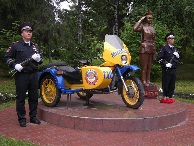 Автоинспекторам сегодня вручали ключи от «Приор», погоны и нагрудные знаки