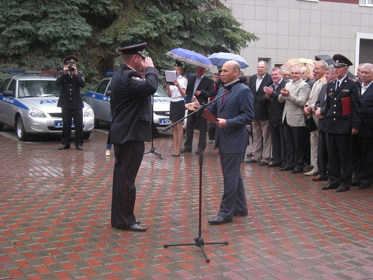 Автоинспекторам сегодня вручали ключи от «Приор», погоны и нагрудные знаки